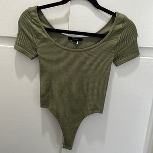 Short sleeve body suit